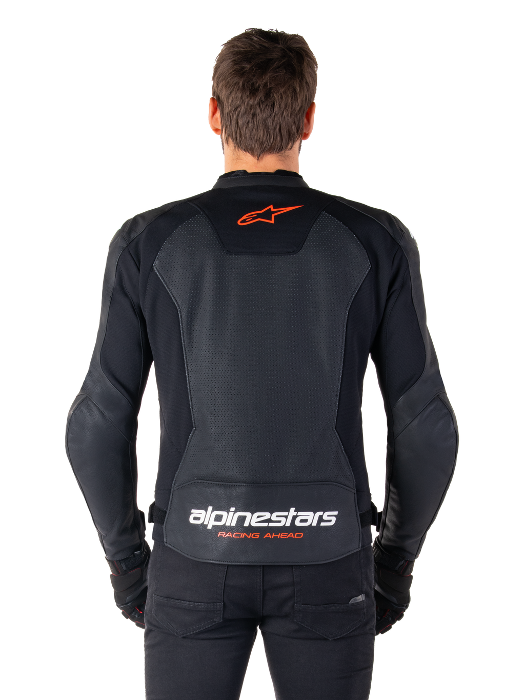 Alpinestars Faster V3 Airflow-läderjacka, svart, vy bakifrån med perforerade läderpaneler för ventilation, röd Alpinestars-stjärnlogotyp och vit logotyp på nedre ryggen, bärs med svarta byxor och handskar.