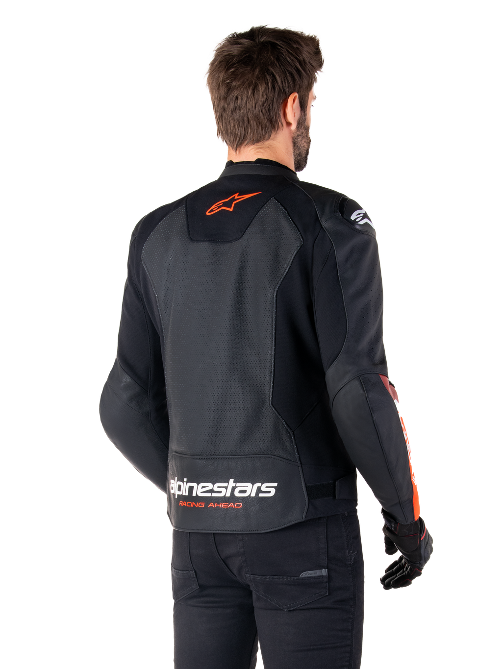 Alpinestars Faster V3 Airflow läderjacka, sportig motorcykeljacka, svart med röd fluo, vy bakifrån, med perforerade läderpaneler, orangeröd Alpinestars-logotyp på övre ryggen och vit logotyp på nedre ryggen, bärs med svarta byxor och handskar, strömlinjeformad racinginspirerad stil