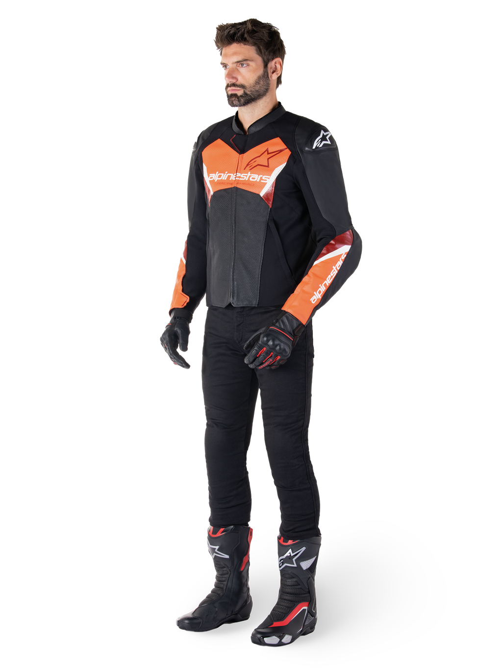 Alpinestars Faster V3 Airflow läderjacka, svart och röd fluo, bärs av en manlig modell med svarta motorcykelbyxor, handskar och racingstövlar, med perforerat läder och en sportig siluett.
