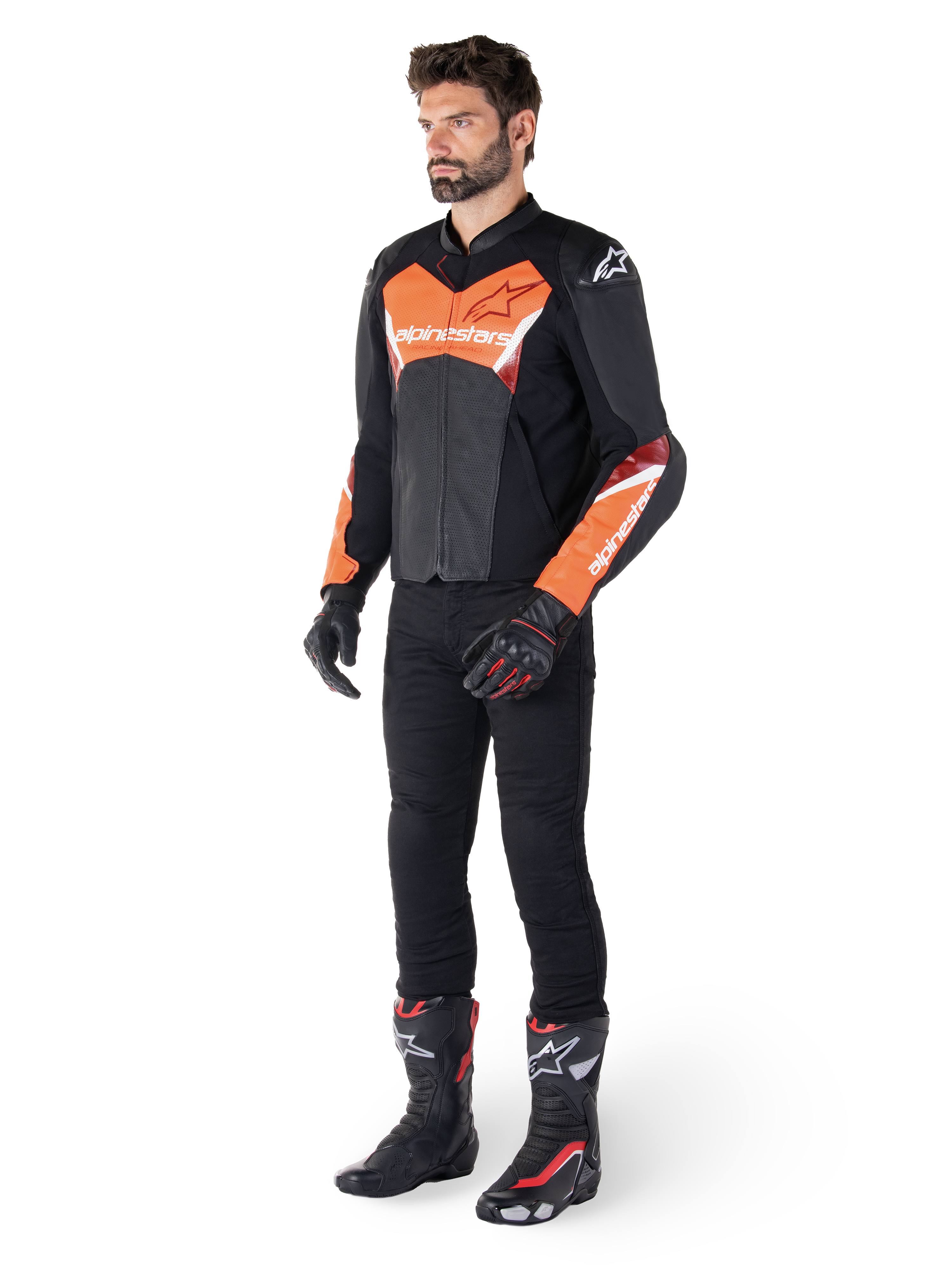 Alpinestars Faster V3 Airflow läderjacka, svart och röd fluo, bärs av en manlig modell med svarta motorcykelbyxor, handskar och racingstövlar, med perforerat läder och en sportig siluett.