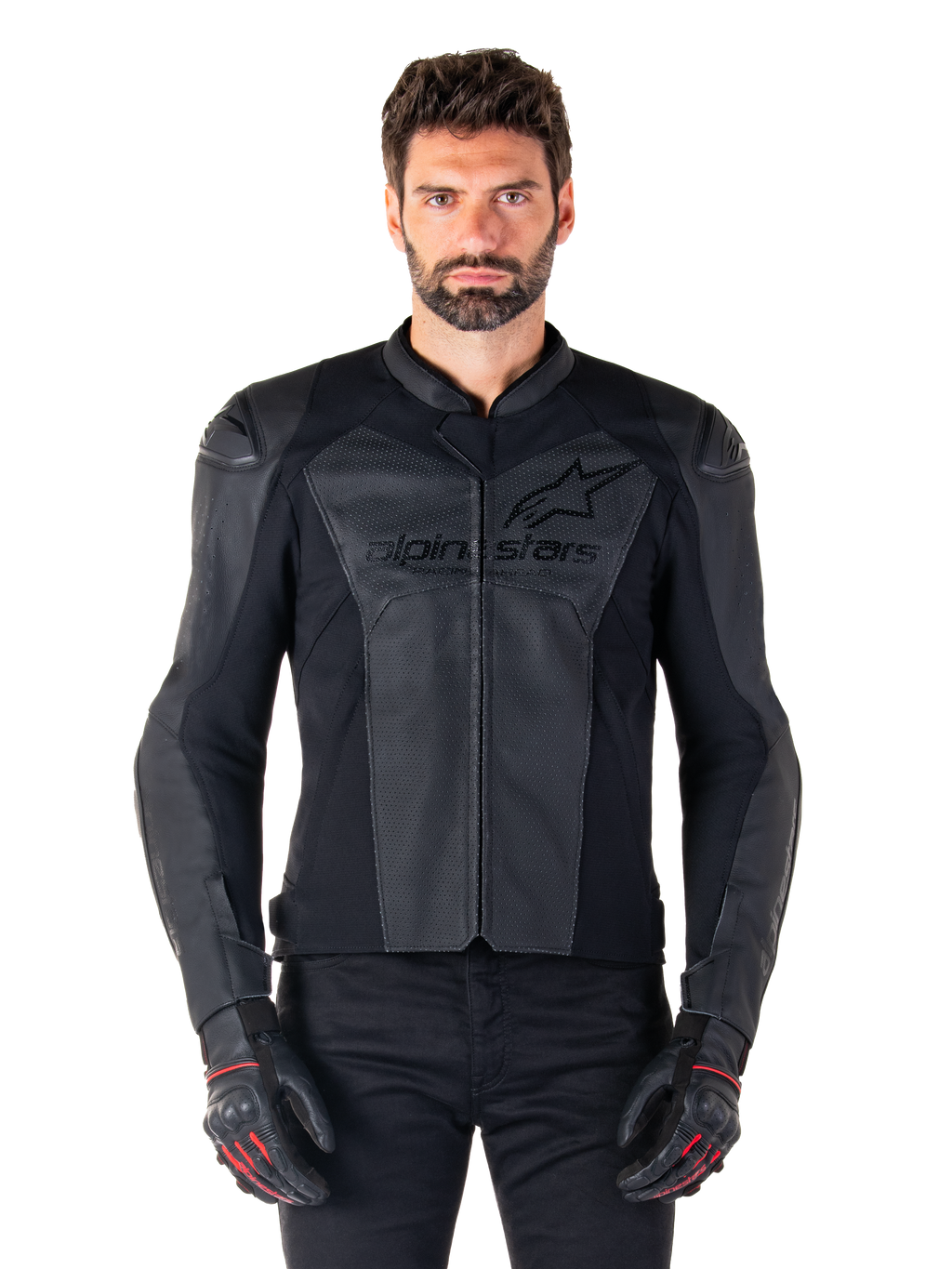 Man iklädd Alpinestars Faster V3 Airflow Leather Jacket, svart motorcykeljacka i läder med perforerade läderpaneler, Alpinestars-logotyp på bröstet, matchad med svarta körhandskar, studiobild framifrån.