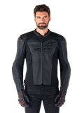 Man iklädd Alpinestars Faster V3 Airflow Leather Jacket, svart motorcykeljacka i läder med perforerade läderpaneler, Alpinestars-logotyp på bröstet, matchad med svarta körhandskar, studiobild framifrån.