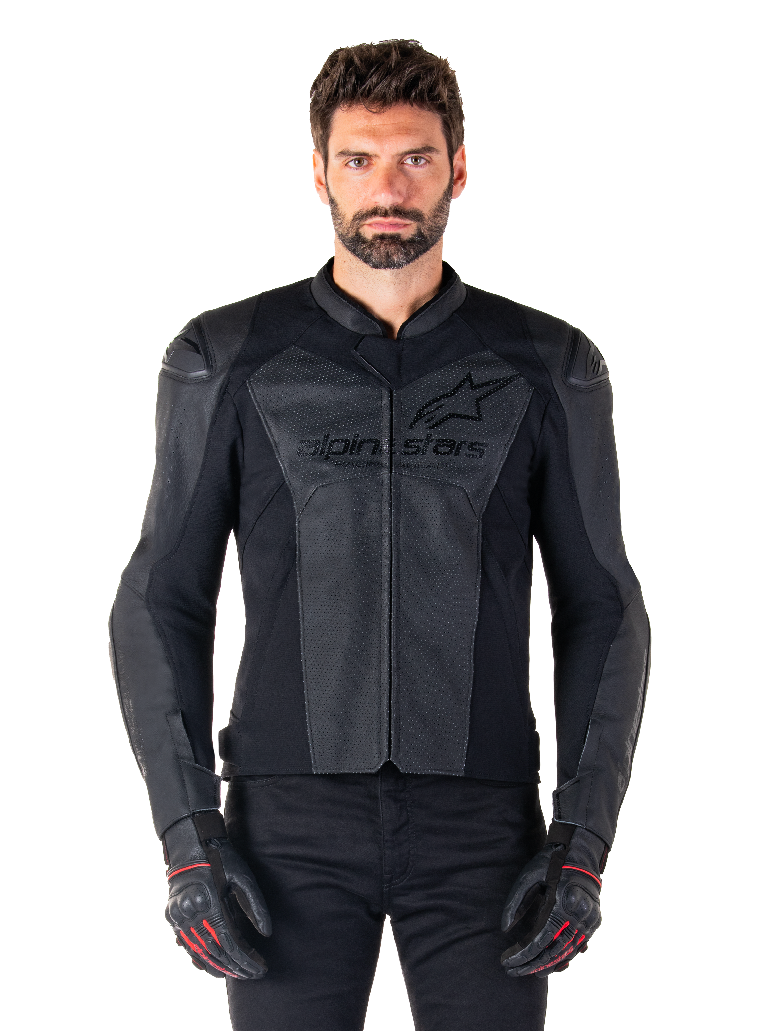 Man iklädd Alpinestars Faster V3 Airflow Leather Jacket, svart motorcykeljacka i läder med perforerade läderpaneler, Alpinestars-logotyp på bröstet, matchad med svarta körhandskar, studiobild framifrån.