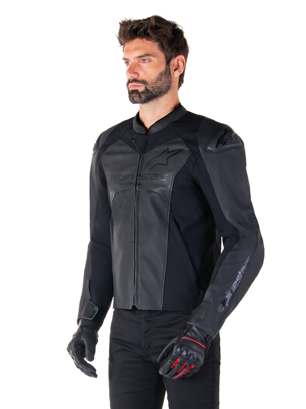 Modell som bär Alpinestars Faster V3 Airflow Läderjacka i Black Black, sportig MC-jacka i läder med perforerat läder och stretchpaneler, matchad med svarta byxor och svarta handskar med röda detaljer, stilren racing-inspirerad design