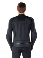 Alpinestars Faster V3 Airflow läderjacka, ryggvy på modell, svart, med perforerad läderpanel på ryggen för luftflöde, subtil logotyp och ergonomisk sportig passform
