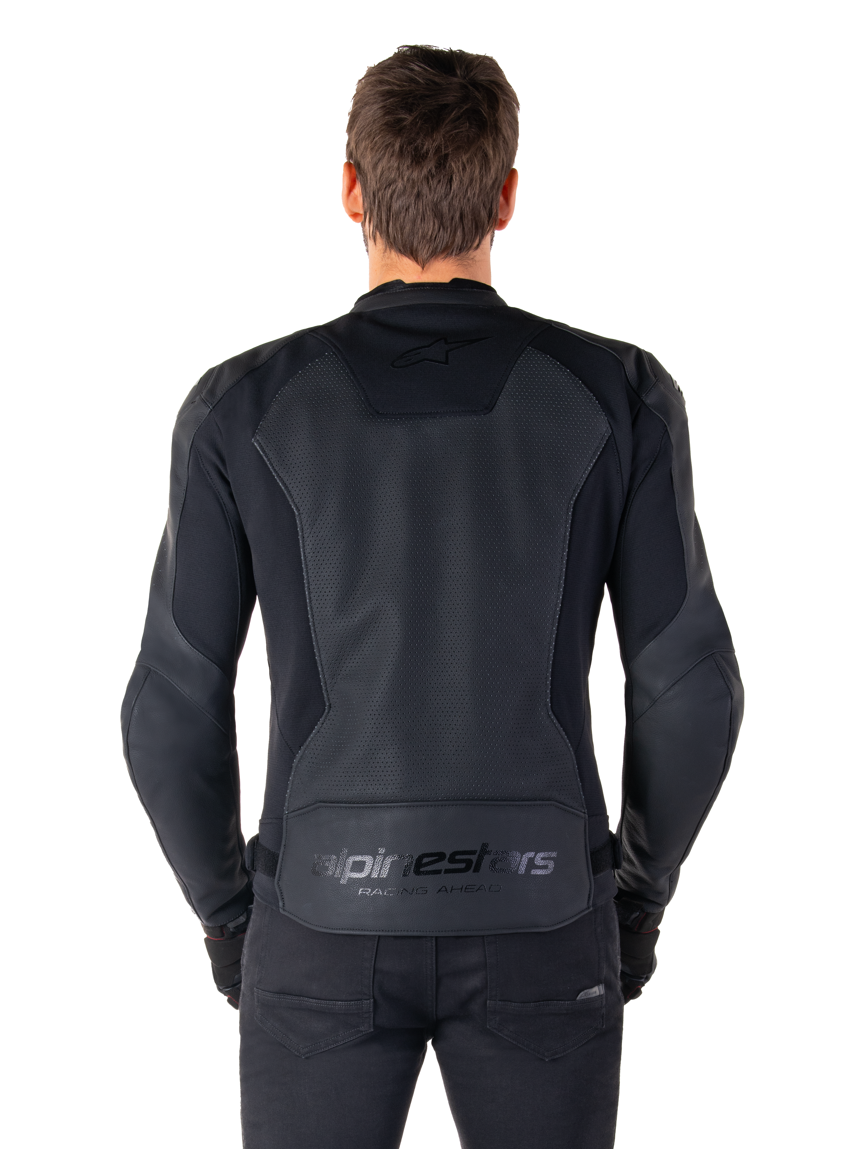 Alpinestars Faster V3 Airflow läderjacka, ryggvy på modell, svart, med perforerad läderpanel på ryggen för luftflöde, subtil logotyp och ergonomisk sportig passform