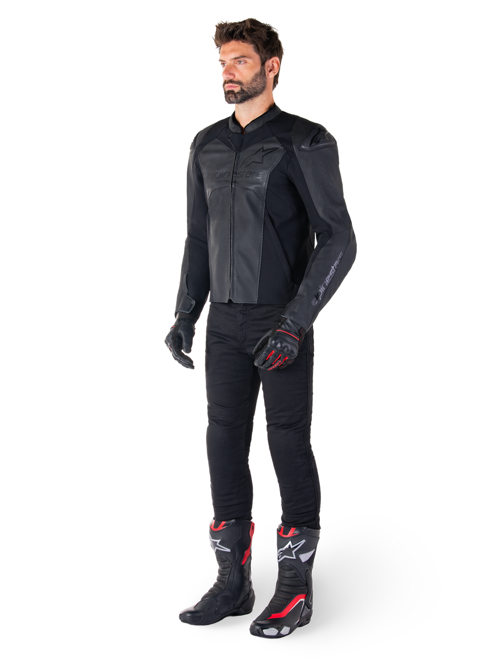 Man i Alpinestars Faster V3 Airflow läderjacka i Black Black, svarta byxor, svarta och röda motorcykelhandskar, svarta racingstövlar med röda och vita detaljer, komplett sportutrustning för motorcykelkörning