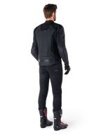 Alpinestars Faster V3 Airflow läderjacka, svart, baksida av en man som bär en sportig läderjacka med perforerade ryggpaneler och Alpinestars-logotyp, stylad med svarta körbyxor och svarta och röda stövlar.