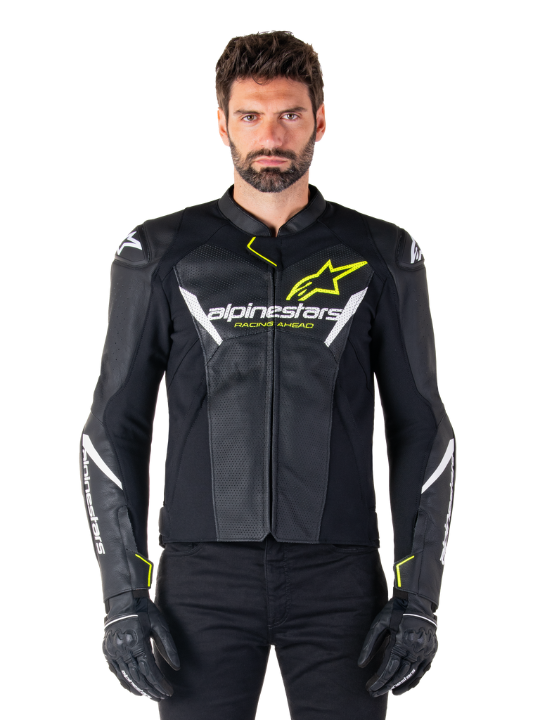 Alpinestars Faster V3 Airflow läderjacka, svart, vit och neongul, bärs av en manlig modell med matchande svarta handskar, med perforerade läderpaneler för ventilation och tydlig Alpinestars-logotyp på bröstet, sportig mc-utrustning