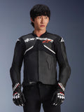 Alpinestars Atem V5 läderjacka, motorcykelracingjacka, svart med vita och röda detaljer, premium läderkonstruktion med inbyggda skydd, bärs med matchande racinghandskar
