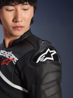 Närbild på Alpinestars Atem V5 läderjacka i svart och vitt, med DFS RR-axelskydd med vit stjärnlogotyp, perforerad läderkonstruktion och racinginspirerad bröstgrafik