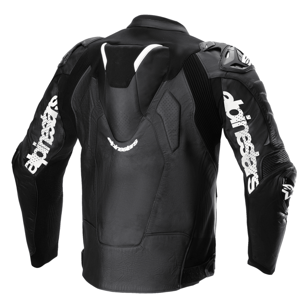 Alpinestars Atem V5 läderjacka, svart och vit, vy bakifrån som visar aerodynamisk ryggpuckel, vit Alpinestars-logotyp på ärmarna, perforerade lädersektioner och tekniska stretchpaneler för racing och sportkörning.