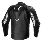 Alpinestars Atem V5 läderjacka, svart och vit, vy bakifrån som visar aerodynamisk ryggpuckel, vit Alpinestars-logotyp på ärmarna, perforerade lädersektioner och tekniska stretchpaneler för racing och sportkörning.