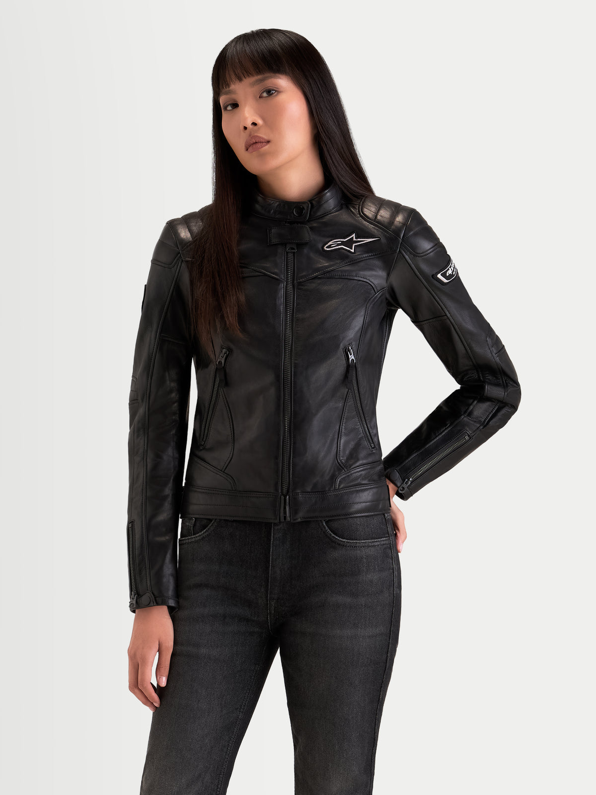 Alpinestars Revea dammotorcykeljacka, svart urban läderjacka med axel- och armbågsskydd, bars av en kvinnlig modell