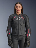 Alpinestars Stella Dusk läderjacka, motorcykeljacka för dam, svart med detaljer i Diva Pink och vitt, vy framifrån på modell, konstruktion i premiumläder, vadderat skydd för bröst och axlar, samt tydlig Alpinestars-logotyp på bröst och ärmar