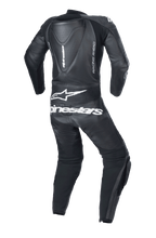 Alpinestars Youth GP Plus V2 endelat skinnställ, svart, vy bakifrån med en aerodynamisk puckel, vit Alpinestars-logotyp och text på nedre delen av ryggen, 'RACING AHEAD'-märkning på sidan och dragspelspaneler i stretch för rörlighet.
