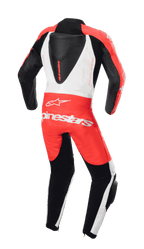 Alpinestars Ungdom GP Plus V2 endelat skinnställ, vy bakifrån, röd fluo, vit och svart, med aerodynamisk ryggpuckel och Alpinestars logotyp, professionell racingdesign för unga förare