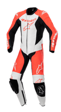 Alpinestars Youth GP Plus V2 endelat skinnställ, motorcykelracingställ, röd fluo, vit och svart, med perforerade ventilationspaneler, svarta knäpuckar med Astar-logotyp och aerodynamisk racingpassform för unga förare