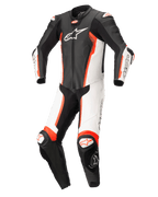 Alpinestars Missile V2 endelat skinnställ, racing-skinnställ, svart, vitt och röd fluo, med en förformad ergonomisk design, vita och svarta paneler, livfulla detaljer i röd fluo, framträdande Alpinestars-logotyp på bröstet och knäpuckar, framtaget för högpresterande racing