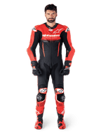Alpinestars GP-R7 skinnställ 1-styck, racingoverall för herr, svart och röd, nötläder, race-passform, på modell framifrån.