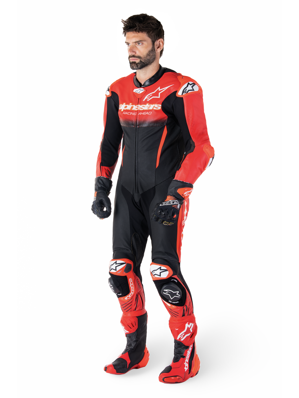 Alpinestars GP-R7 skinnställ 1-styck, racingoverall för herr, röd och svart, perforerat nötläder, Tech-Air-förberedd, bärs av modell med matchande handskar och stövlar