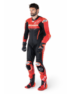 Alpinestars GP-R7 skinnställ 1-styck, racingoverall för herr, röd och svart, perforerat nötläder, Tech-Air-förberedd, bärs av modell med matchande handskar och stövlar