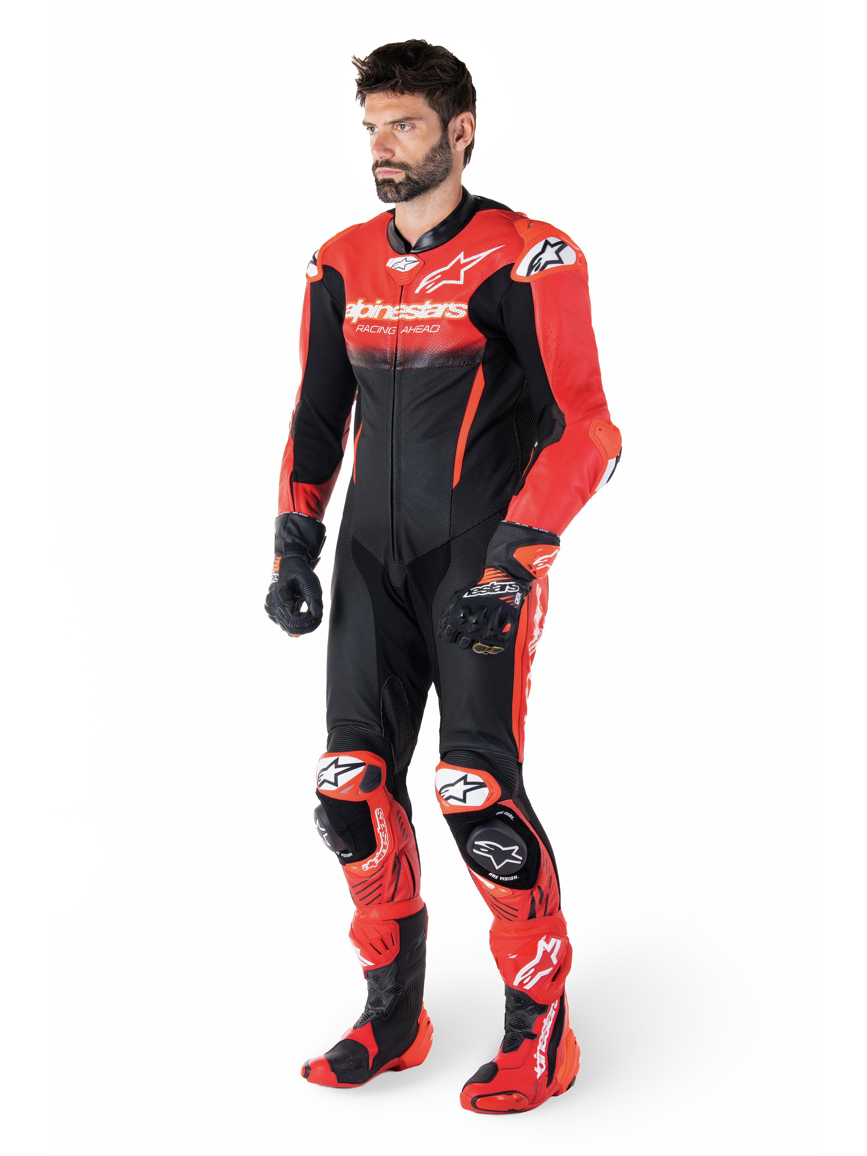 Alpinestars GP-R7 skinnställ 1-styck, racingoverall för herr, röd och svart, perforerat nötläder, Tech-Air-förberedd, bärs av modell med matchande handskar och stövlar
