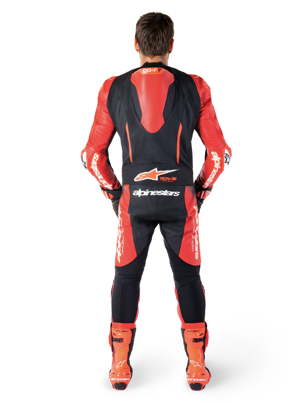 Alpinestars GP-R7 skinnställ, racingoverall i läder, svart och röd, vy bakifrån med aerodynamisk ryggpuckel