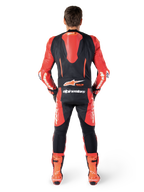 Alpinestars GP-R7 skinnställ, racingoverall i läder, svart och röd, vy bakifrån med aerodynamisk ryggpuckel