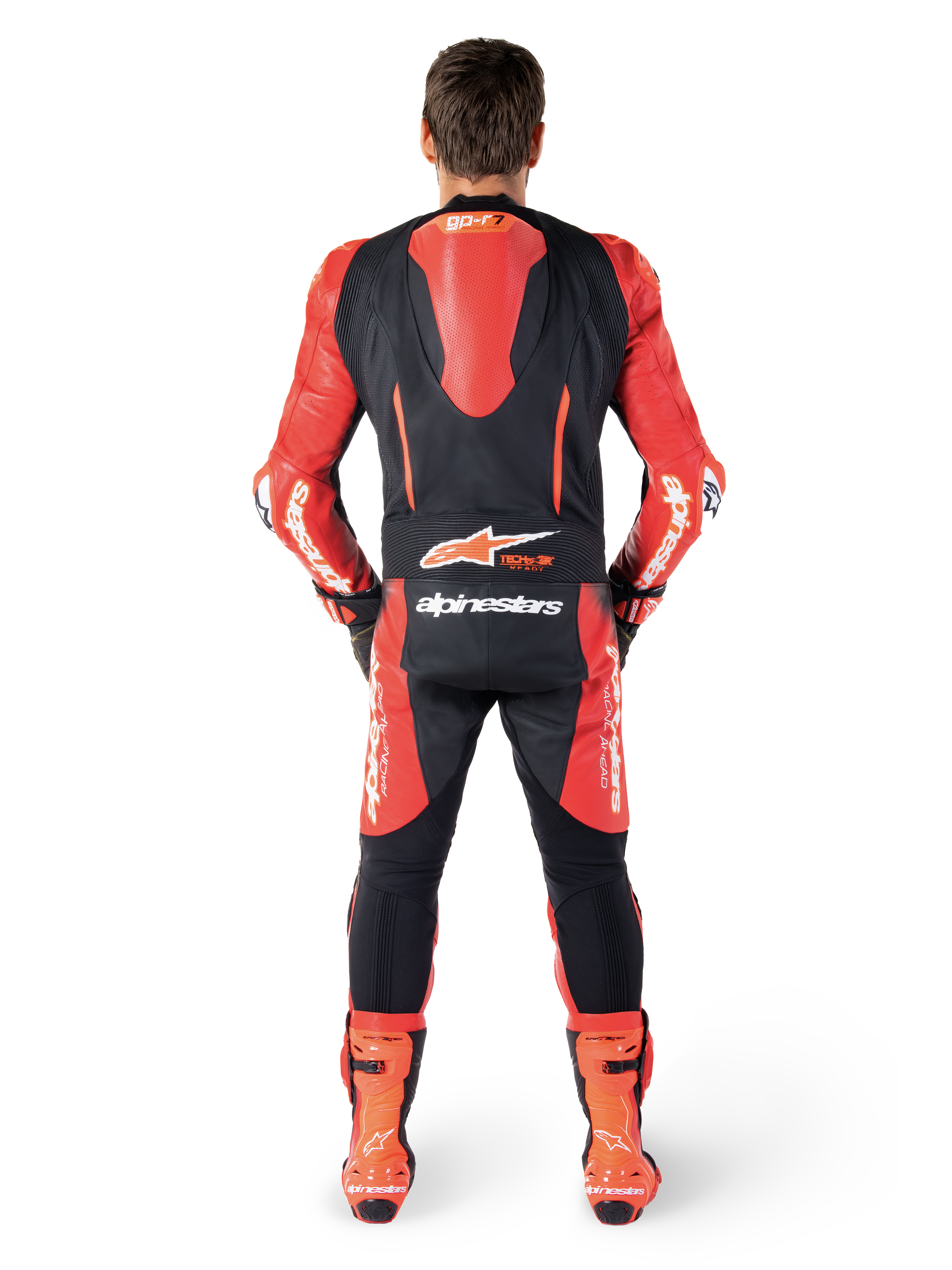 Alpinestars GP-R7 skinnställ, racingoverall i läder, svart och röd, vy bakifrån med aerodynamisk ryggpuckel