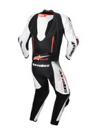 Alpinestars GP-R7 skinnställ 1-styck, motorcykelracingställ i vit och svart med röda fluo-detaljer, vy bakifrån med aerodynamisk puckel, Tech-Air®-kompatibelt, premium nötläder.