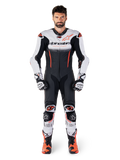 Alpinestars GP-R7 skinnställ 1-styck, Tech-Air® Ready racingoverall för herr, vit, svart och röd fluo, bärs av förare.
