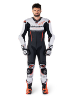 Alpinestars GP-R7 skinnställ 1-styck, Tech-Air® Ready racingoverall för herr, vit, svart och röd fluo, bärs av förare.