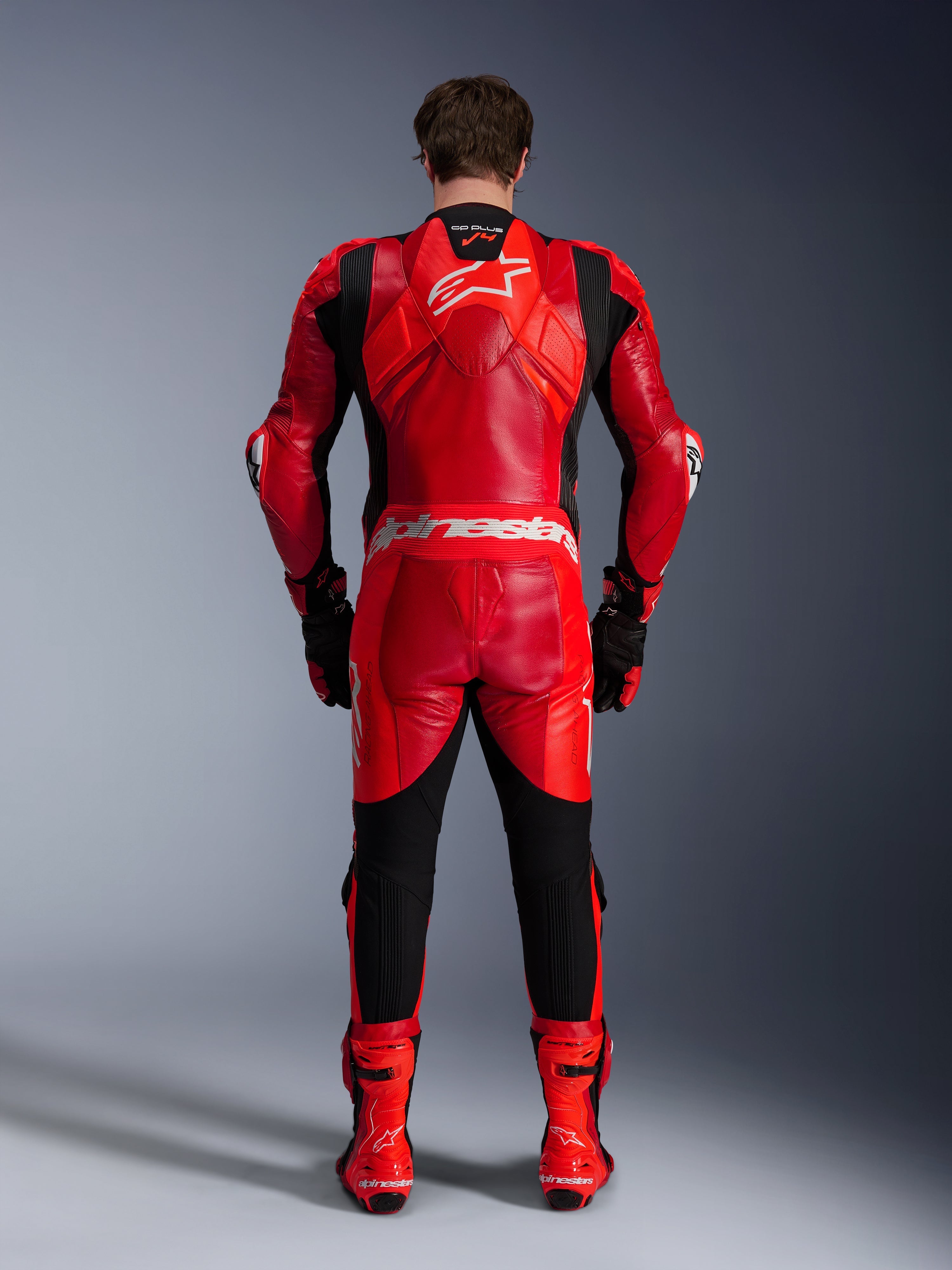 Alpinestars GP Plus V4 Sprint skinnställ, röd och svart racingoverall med aerodynamisk puckel, vy bakifrån.