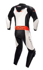 Alpinestars GP Force Chaser skinnställ, sedd bakifrån, svart, vit och fluorescerande röd, med aerodynamisk ryggpuckel, Tech-Air Ready-märkning i midjan och vita läderpaneler, professionellt racingställ i nötläder