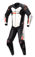 Alpinestars GP Force Chaser skinnställ, professionell racingoverall för motorcykel, svart och vit med fluorescerande röda detaljer, perforerade läderpaneler, externa axel- och knäskydd, tillverkat i nötläder