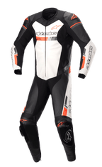 Alpinestars GP Force Chaser skinnställ, professionell racingoverall för motorcykel, svart och vit med fluorescerande röda detaljer, perforerade läderpaneler, externa axel- och knäskydd, tillverkat i nötläder