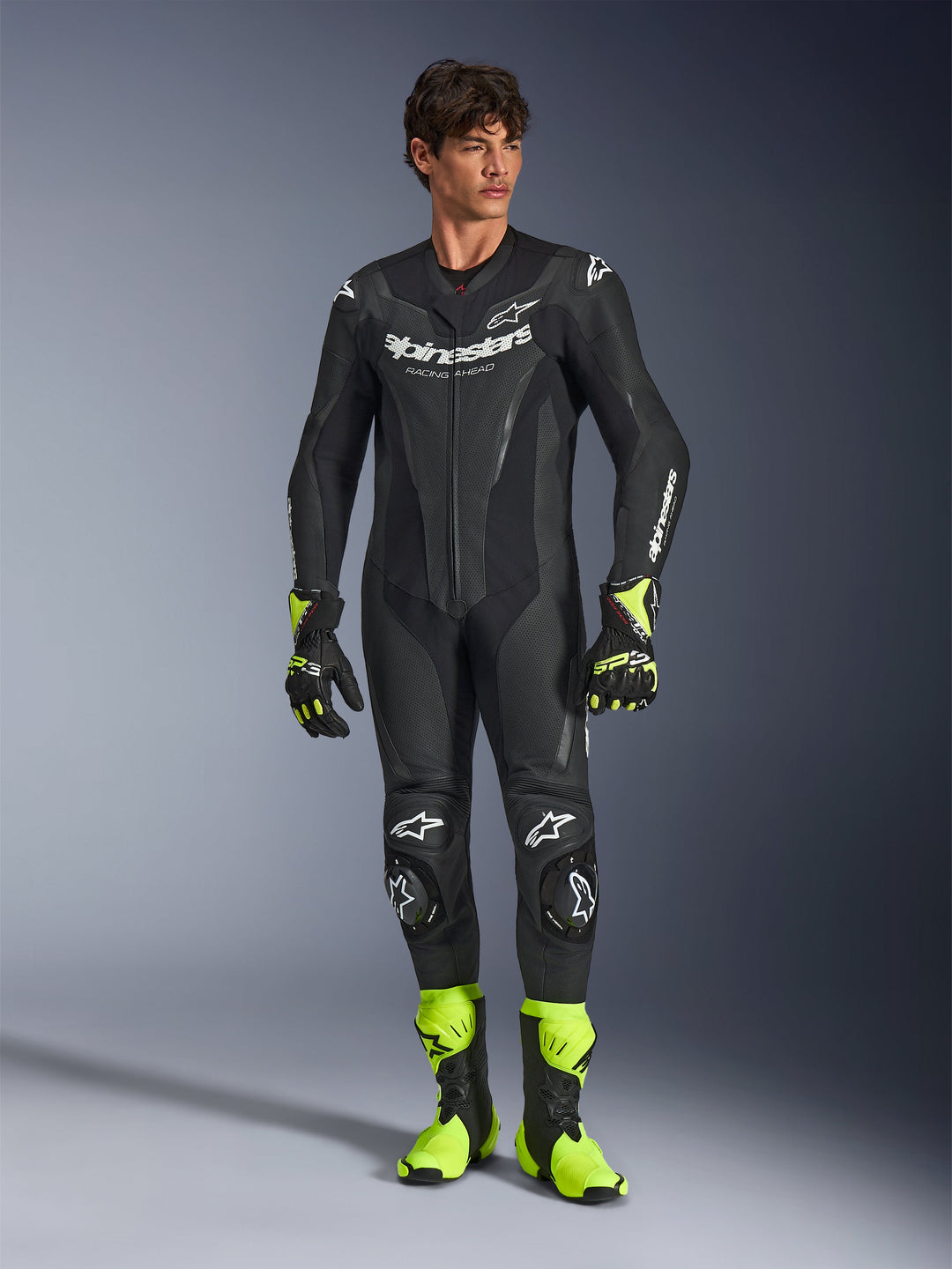 Alpinestars GP Force V2 Leather Suit, endelad racingoverall i läder, svart med vita logotyper, neongula handskar och stövlar, CE-certifierad, förstärkta knä- och armbågsskydd, slimmad passform för motorcykelracing