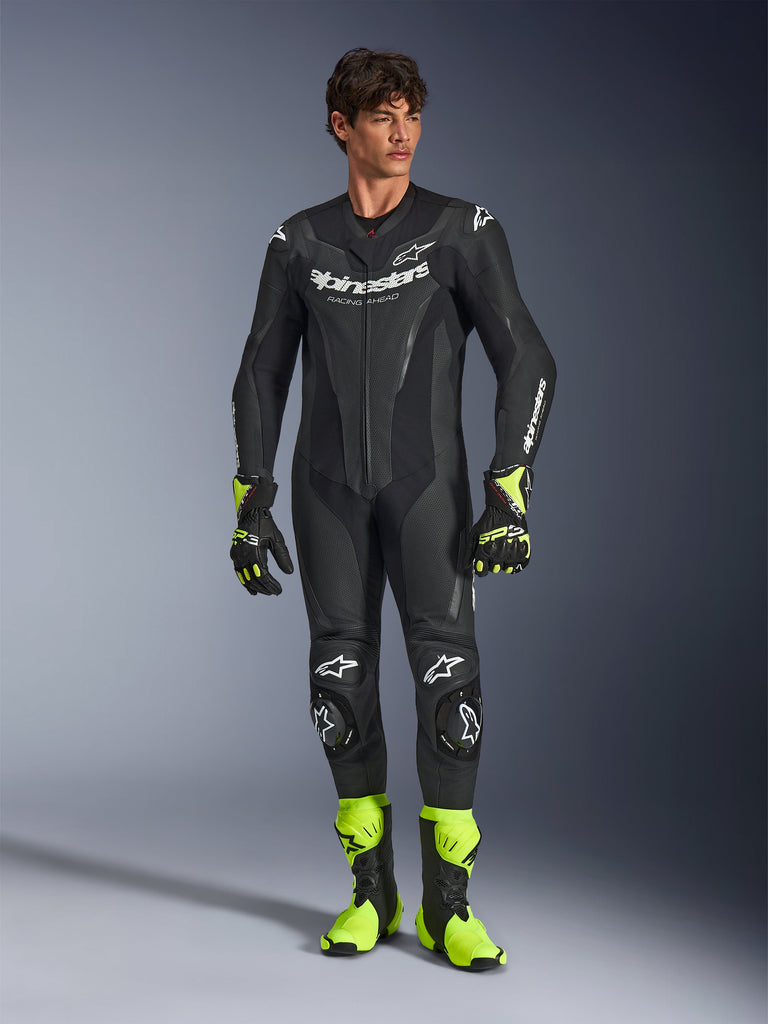 Alpinestars GP Force V2 Leather Suit, endelad racingoverall i läder, svart med vita logotyper, neongula handskar och stövlar, CE-certifierad, förstärkta knä- och armbågsskydd, slimmad passform för motorcykelracing