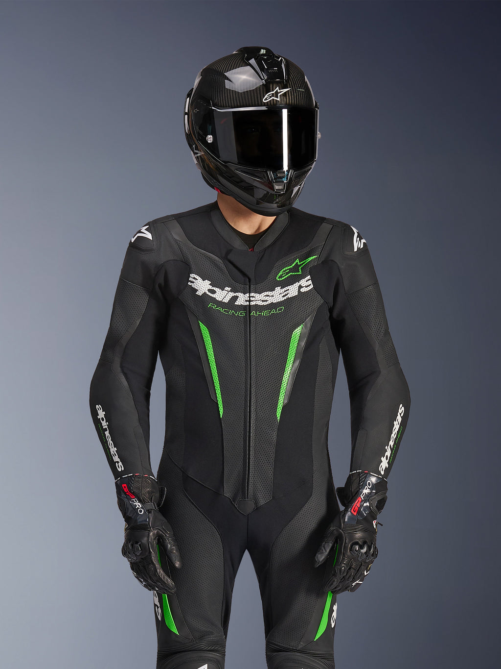 Alpinestars GP Force V2 skinnställ - 1 del, svart och grön, mc-ställ för racing bärs med en kolfiberhjälm och GP Pro-handskar, med limegröna detaljer och Alpinestars 'Racing Ahead'-profilering, konstruerad för banprestanda.