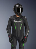 Alpinestars GP Force V2 skinnställ - 1 del, svart och grön, mc-ställ för racing bärs med en kolfiberhjälm och GP Pro-handskar, med limegröna detaljer och Alpinestars 'Racing Ahead'-profilering, konstruerad för banprestanda.