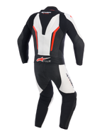 Alpinestars GP Force V2 skinnställ i ett stycke, vit, svart och röd fluo, baksida som visar aerodynamisk speedpuckel, dragspelspaneler i läder vid axlarna och ländryggen, perforerade zoner för ventilation och Tech-Air Ready-logotyp, professionellt racingställ för bankörning