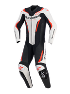 Alpinestars GP Force V2 Leather Suit - 1Piece, vit, svart och röd fluo, racingställ för motorcykel i ett stycke, sedd framifrån, med perforerade läderpaneler, Alpinestars-branding på bröst och axlar, samt integrerade knäsliders.