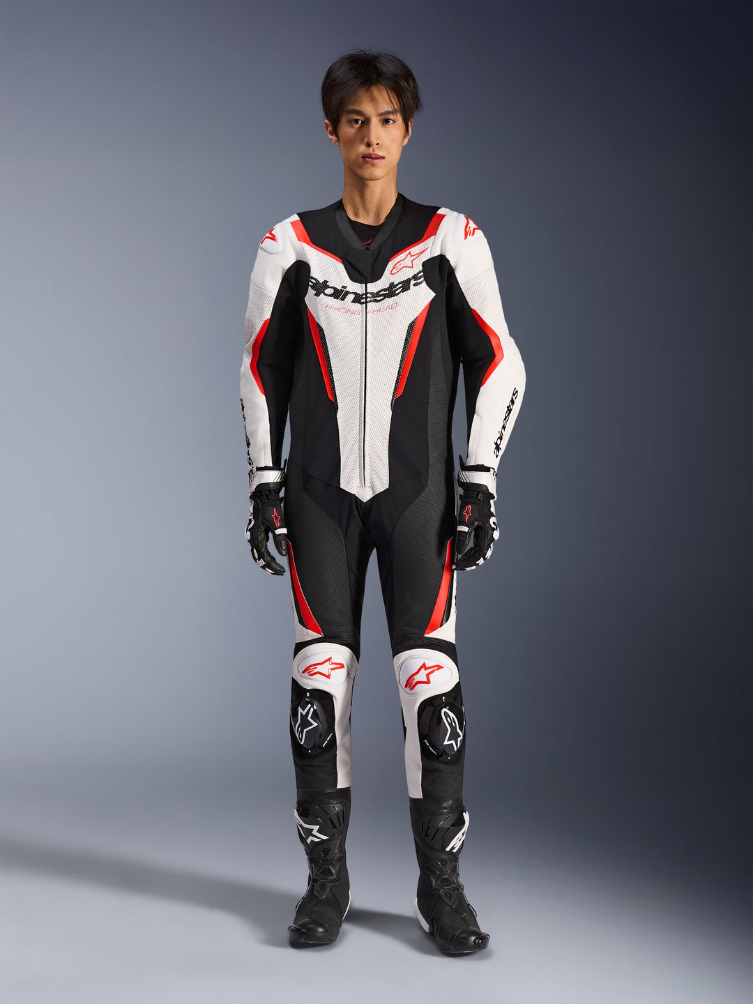 Alpinestars GP Force V2 Leather Suit, endels racingoverall för motorcykel, svart och vit med röda detaljer, aerodynamisk design, skyddspaddning på axlar, armbågar och knän, premium läderkonstruktion, MotoGP-inspirerad tävlingsdräkt