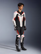 Alpinestars GP Force V2 läderställ - 1 del, racingställ för motorcykel, vit, svart och röd fluo, bärs med matchande handskar och stövlar, med perforerat läder och tydlig Alpinestars-branding, aerodynamisk design för bankörning