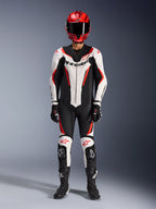 Alpinestars GP Force V2 läderställ - 1 del, vit, svart och röd fluo, komplett racingutrustning inklusive röd hjälm, svarta handskar och stövlar, med aerodynamisk design och Alpinestars-logotyper på bröst och knän