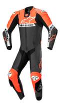 Alpinestars Missile V2 Ward 1-Piece Leather Suit, professionellt skinnställ för motorcykelracing i svart, fluorescerande röd och vitt, med en stor vit logotyp på bröstet, perforerade läderpaneler, dragspelspaneler vid knäna och integrerade skyddssliders för banprestanda.
