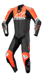 Alpinestars Missile V2 Ward 1-Piece Leather Suit, professionellt skinnställ för motorcykelracing i svart, fluorescerande röd och vitt, med en stor vit logotyp på bröstet, perforerade läderpaneler, dragspelspaneler vid knäna och integrerade skyddssliders för banprestanda.