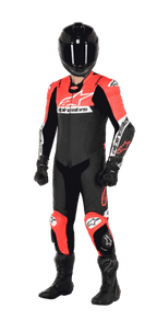 Motorcykelförare som bär Alpinestars Missile V2 Ward endelat skinnställ i färgkombinationen svart, röd fluo och vit, komplett med en svart hjälm, svarta racinghandskar och svarta stövlar, designat för högpresterande racing på bana
