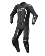Alpinestars Missile V2 2-delat skinnställ, svart och vitt, professionellt skinnställ för motorcykelracing, premiumläderkonstruktion med vita detaljer och logotyper, utrustat med skyddande skydd och knäpuckar, strömlinjeformad aerodynamisk design